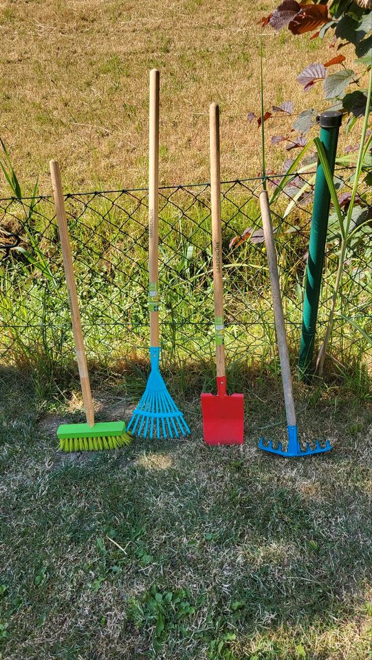 Gartengeräte für Kinder - Schaufel, Besen, Fächer, Harke in Wartenberg