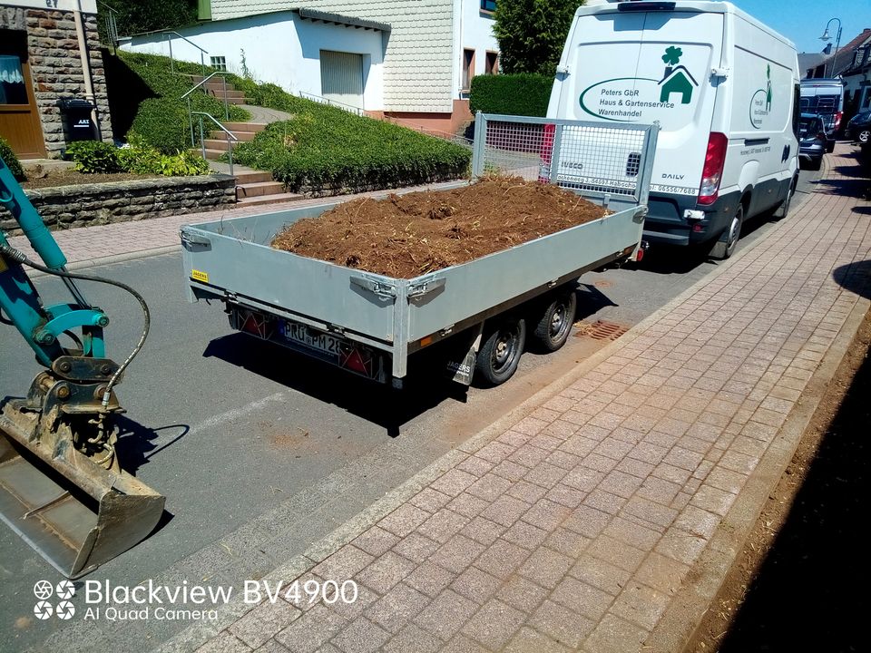 Mutterboden Transporte Rindenmulch Heckenschnitt Traktor Grüngut in Prüm