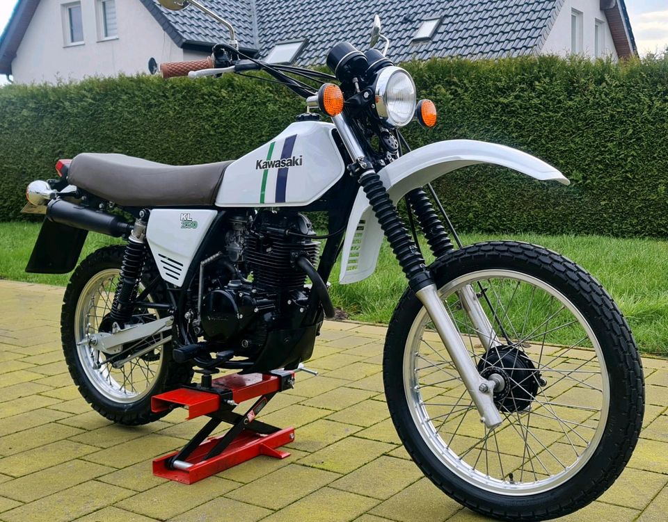 Kawasaki KL 250 Oldtimer, CaféRacer, Restauriert, 11 Tsd. Km, in Bielefeld