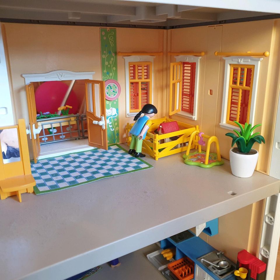 Playmobil Stadthaus 5302 mit viel Zubehör in Frensdorf