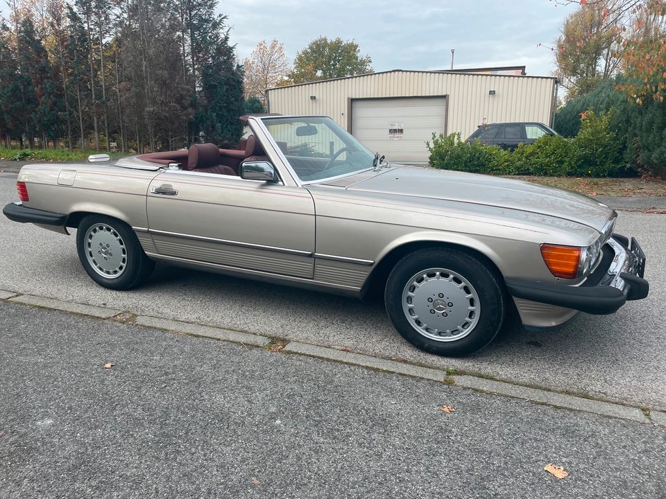 Mercedes Benz 560 SL rauchsilbermet,Leder+ Verdeck burgundy, in Zwickau