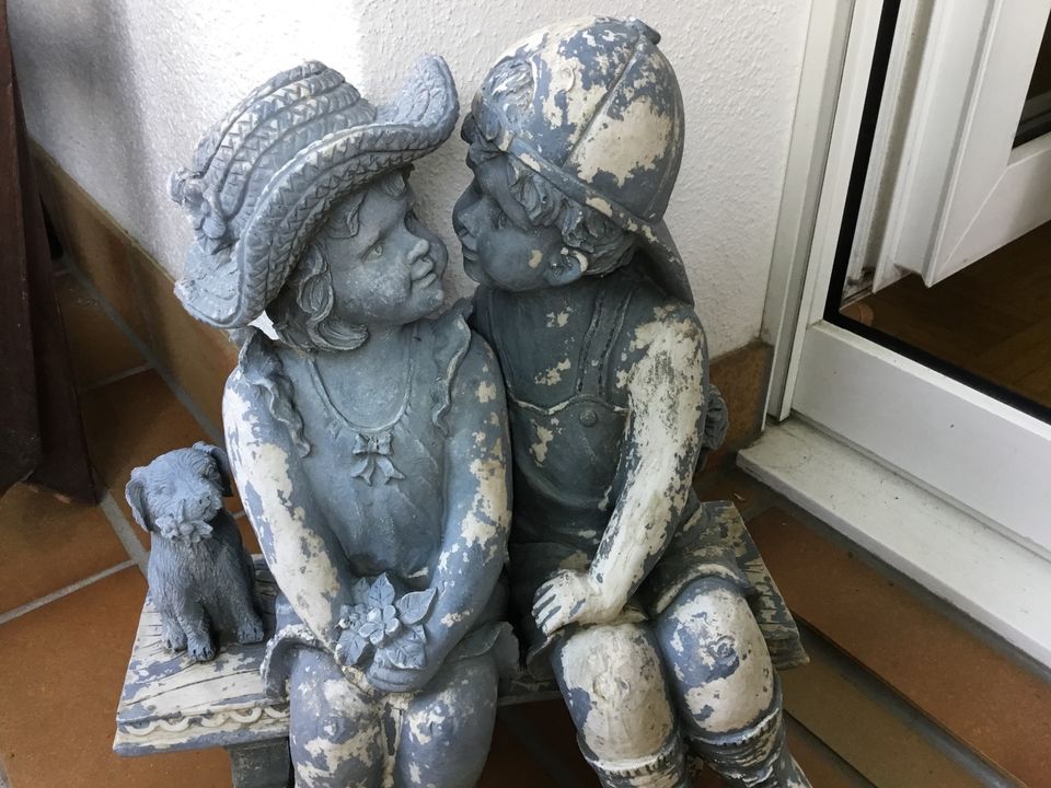 Gartenfiguren Mädchen und junge 50x35 Stein auf Holz Bank in Bad Vilbel