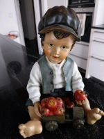 Hübsche Figur Junge sitzend mit Auto gefüllt mit roten Äpfeln Baden-Württemberg - Allmersbach Vorschau