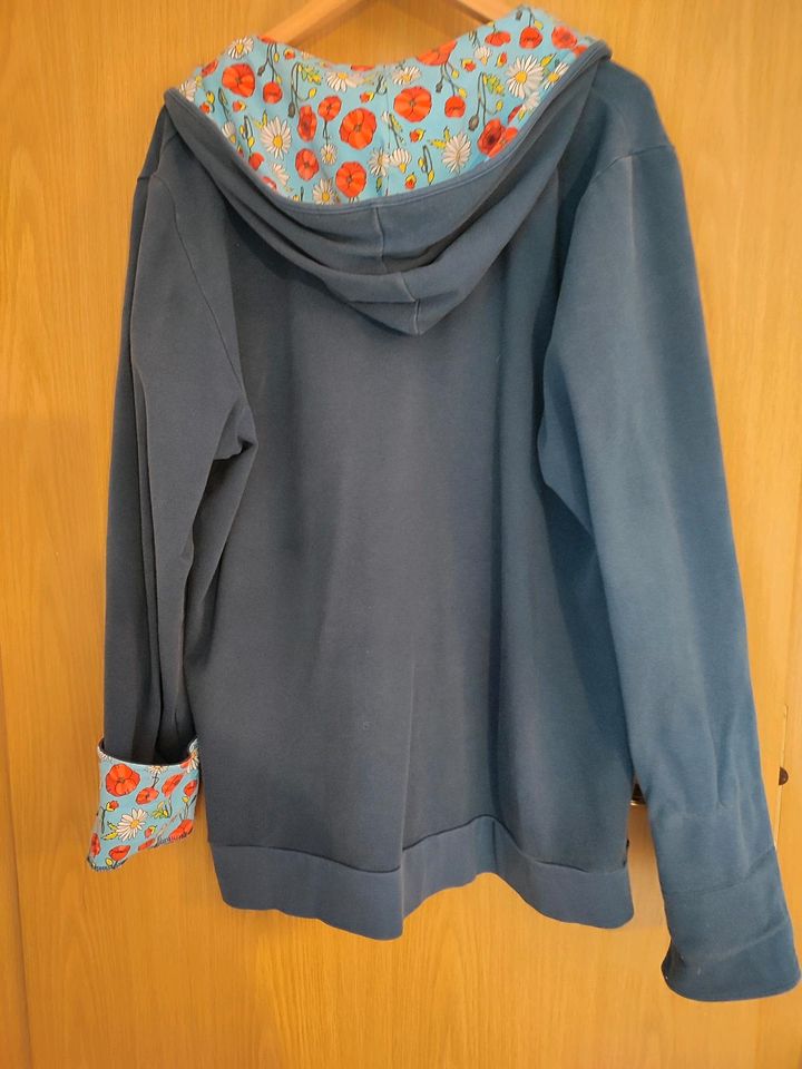 Babauba Kapuzenjacke XXXL blau mit roten Mohnblumen in Biebertal