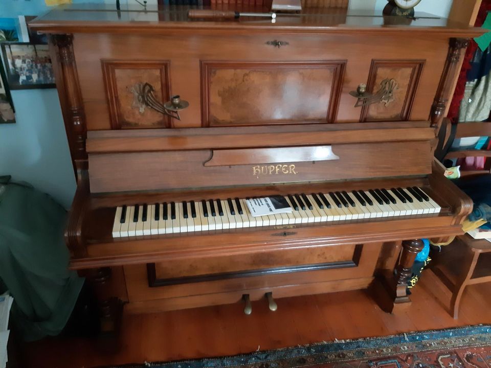 Altes Klavier, Hupfer, ca. 1930, mit originalen Klavierleuchter in Dreieich