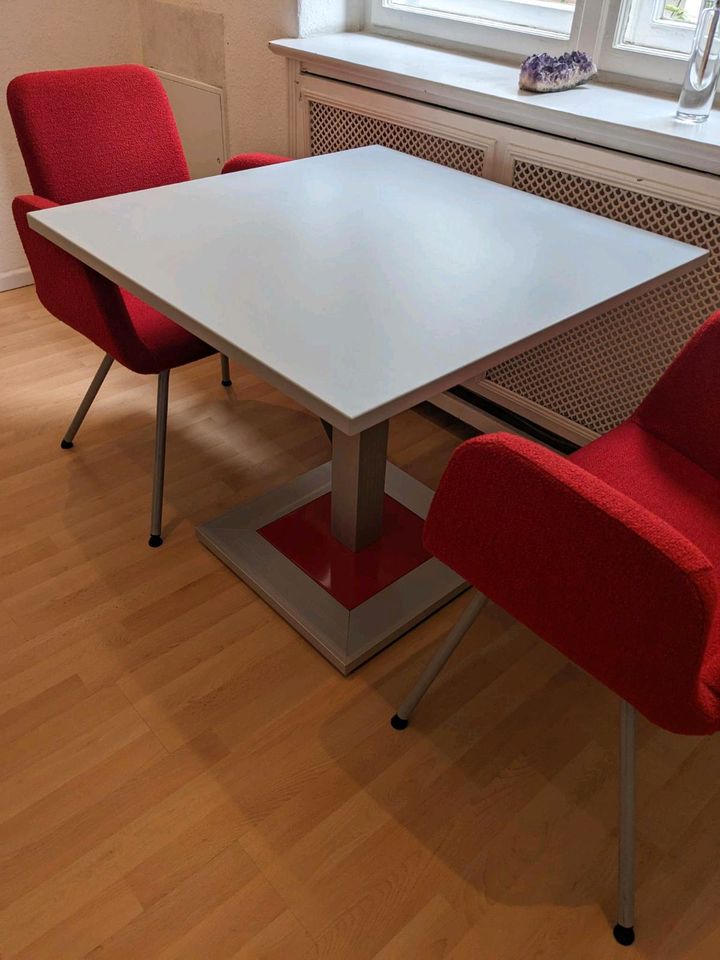 Besprechungstisch / Tisch, lichtgrau, roter Fuß, 80x80 cm, edel in Berlin