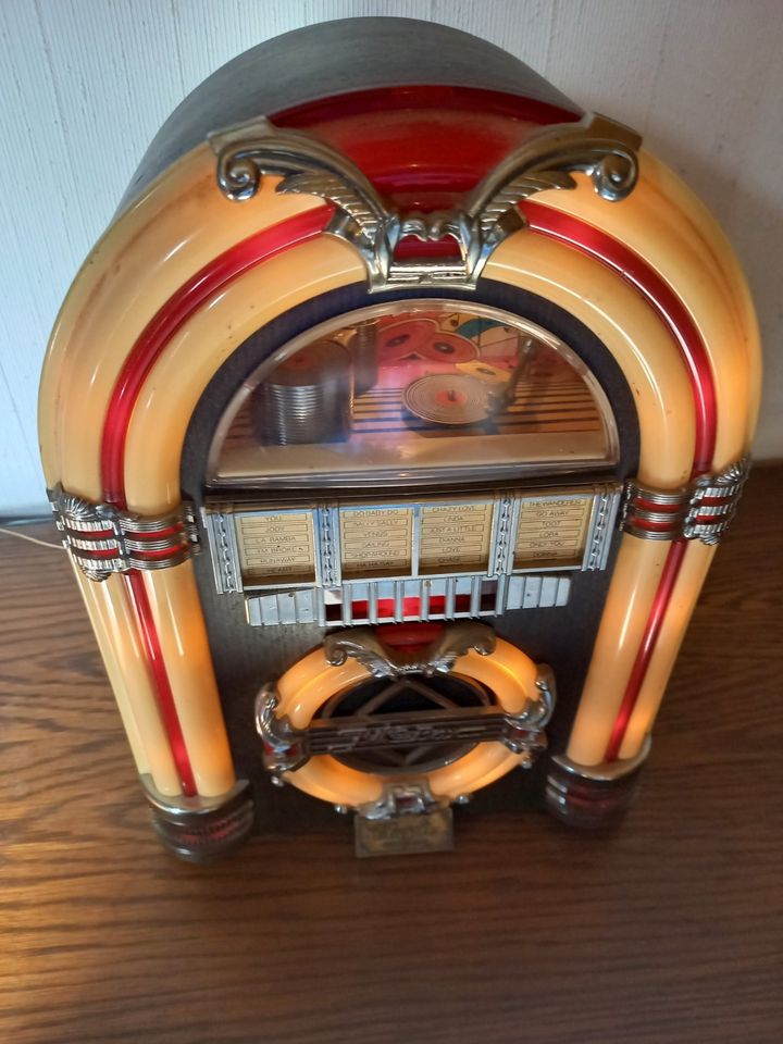 Vintage Wurlitzer Jukebox mit Radio und Tapedeck in Kiel