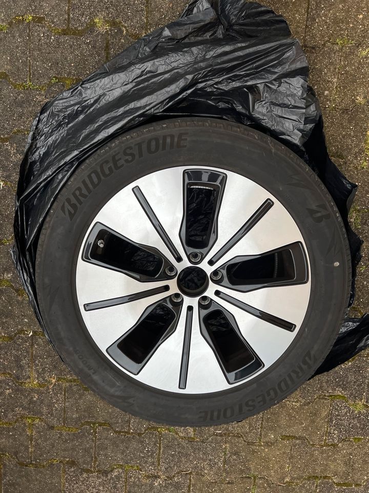 Satz Winterreifen Mercedes EQC von Bridgestone 235/55 R19 in Stuttgart