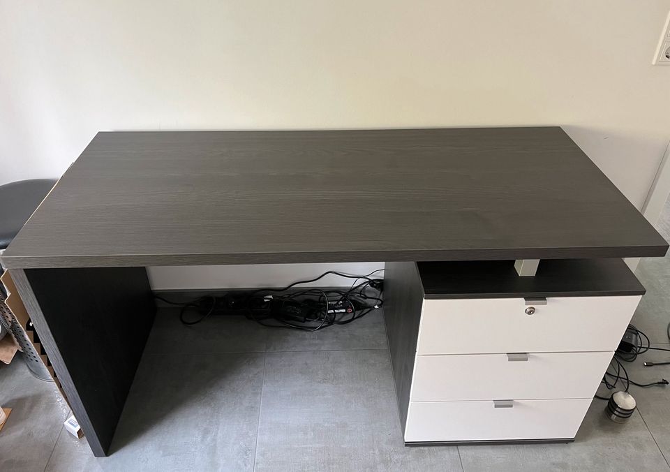 Moderner Schreibtisch mit Schubladen in Mandelbachtal