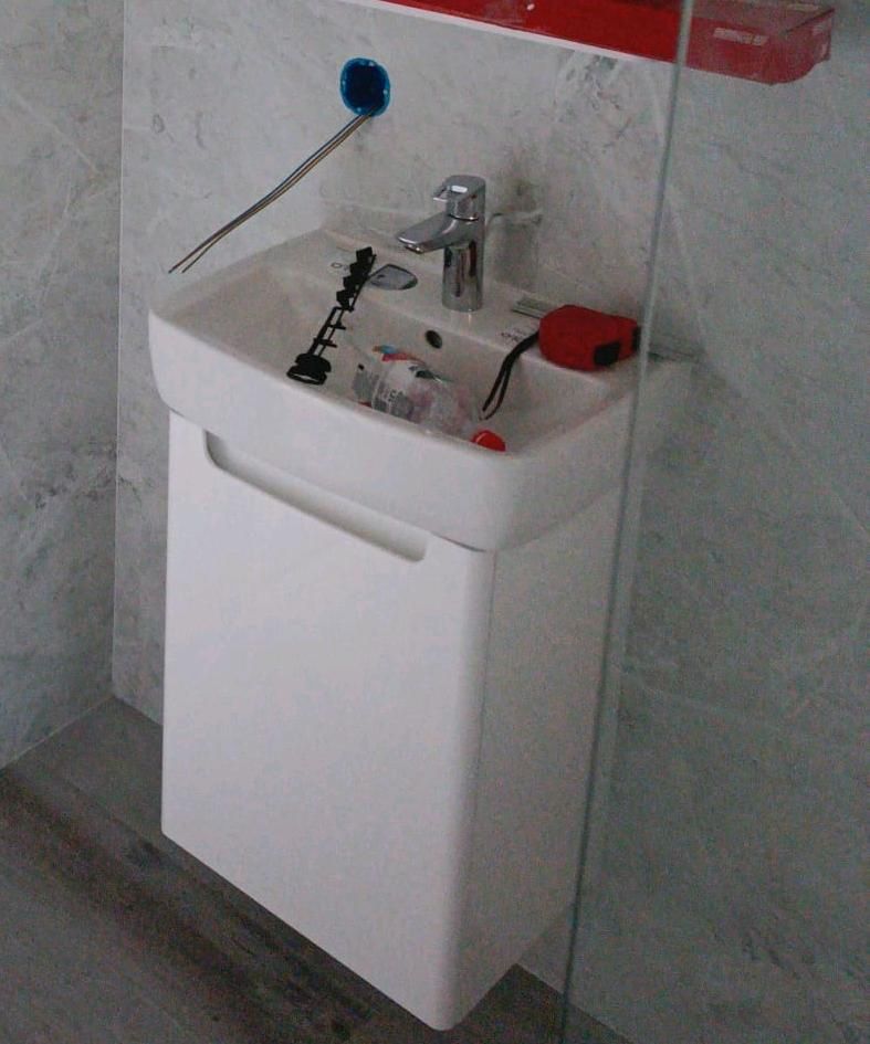 Waschbecken mit Hängeschrank Gäste WC in Nauen
