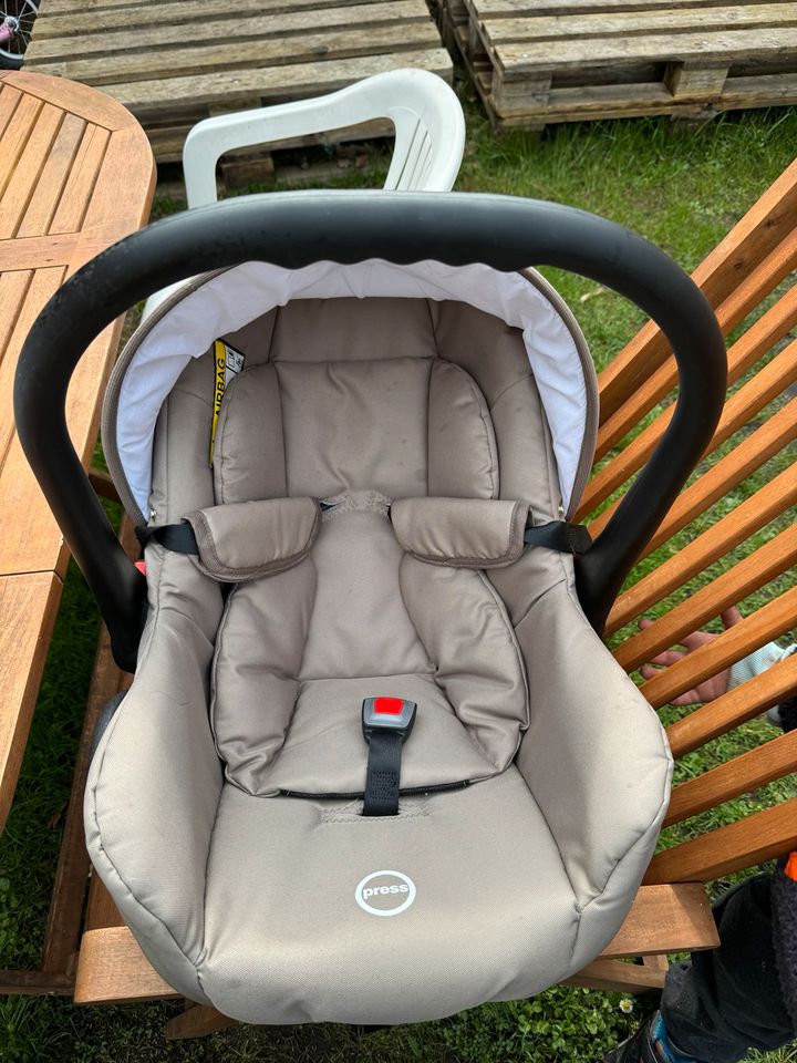 Kinderwagen 3 in 1 mit viel Zubehör in Hagenow