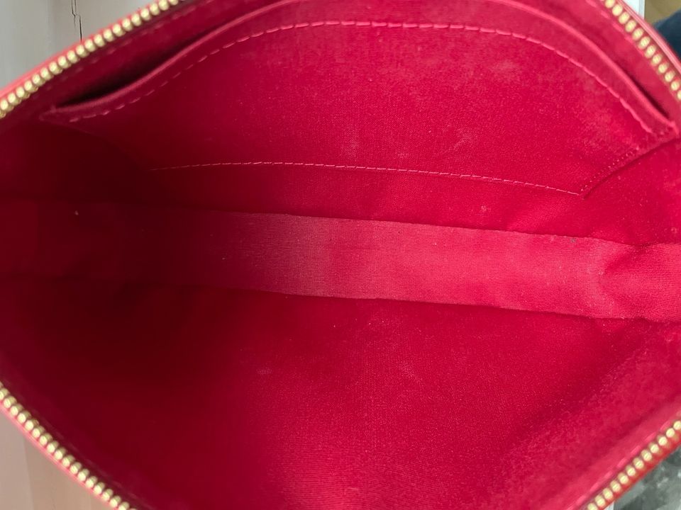 Louis Vuitton Tasche Pochette Accessoires Vernis Leder rot Clutch in Hamburg