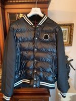 Neuwertige kurze Moncler Jacke Gr. L Anfang 23 gekauft glänzend Brandenburg - Potsdam Vorschau