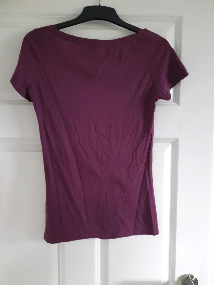 Tommy Hilfiger Tshirt lila Gr. S in Lippstadt