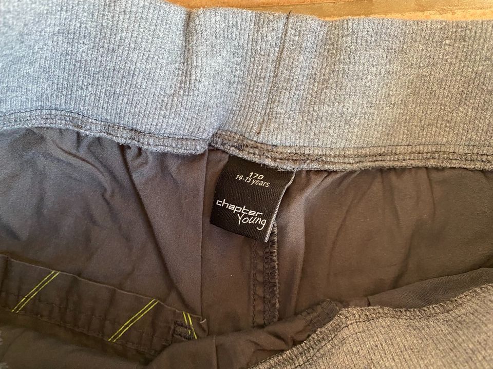 2 Shorts kurze Hosen 170 Khaki grau Jogger Takko Chapter Young in Attendorn