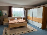 Schlafzimmer mit Bett als Doppelbett, Kleiderschrank, Nachtkasten Bayern - Höchstadt Vorschau