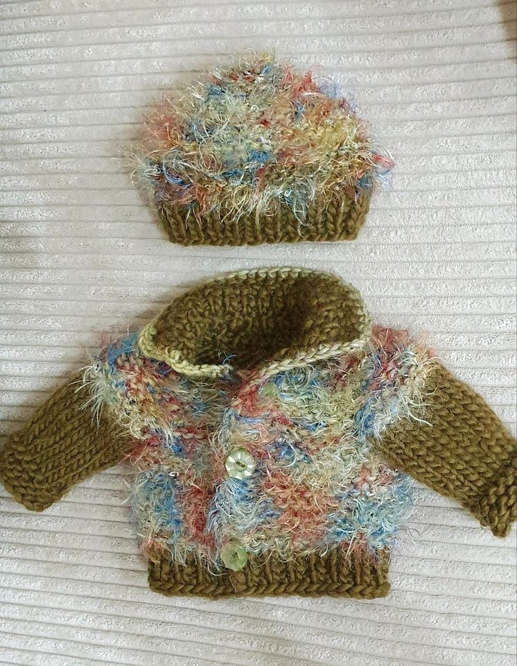 Puppe Strickjacke mit einer Mütze in Flensburg