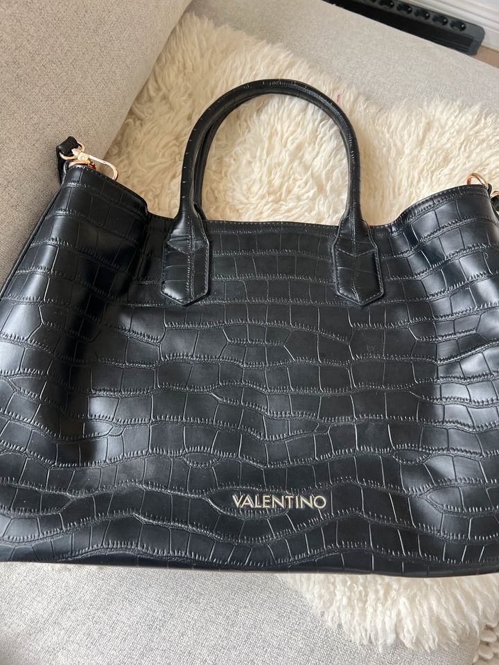 Valentino Tasche groß schwarz/rot in Bad Vilbel