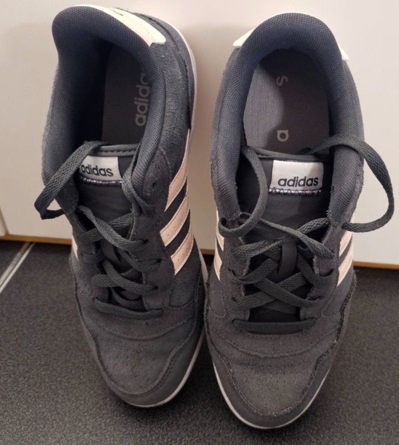 Adidas Sneaker grau - Größe 39,5 in Darmstadt