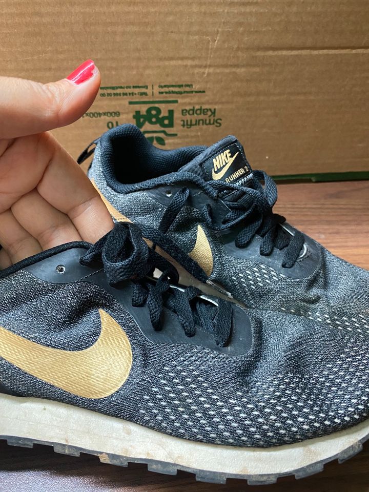 Nike md Runner 2 schwarz Gold Farben Gr. 38,5 in Rheinland-Pfalz - Bad  Kreuznach | eBay Kleinanzeigen ist jetzt Kleinanzeigen