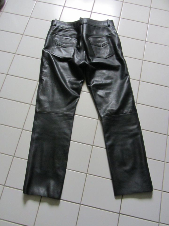 Motorradlederhose, Lederhose schwarz, getr. Gr. 50, echtes Leder in Vohenstrauß
