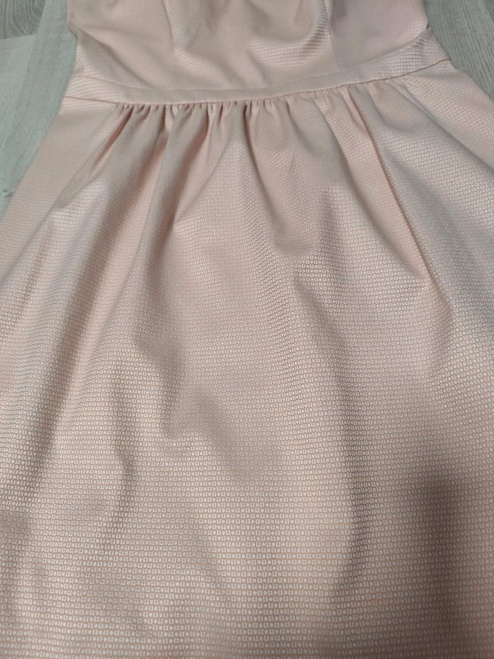 Schikes Kleid von Hugo Boss in Gr 42, rosa. Neuwertig in Rohrdorf