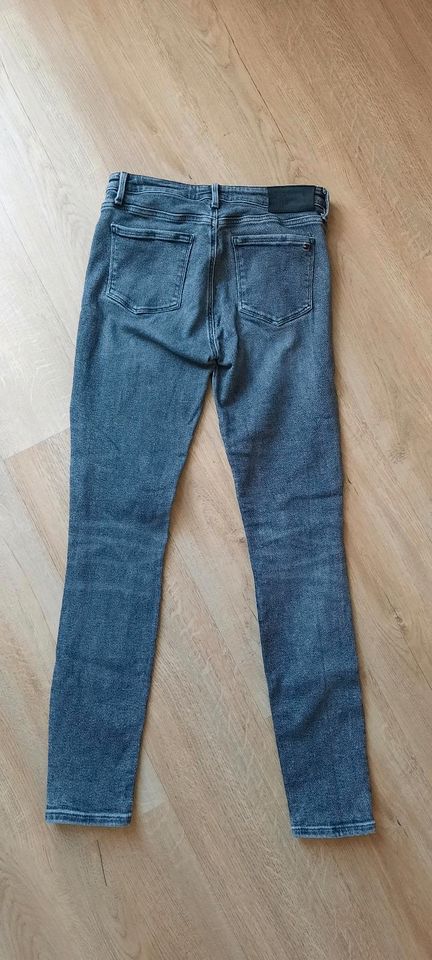 Graue Tommy Hilfiger Jeans in gr.29/32 in Dillingen (Saar)