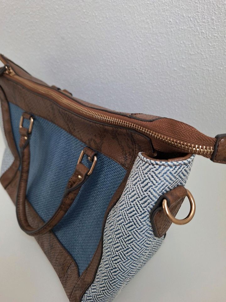 Schöne Handtasche / Tasche in weiß blau braun schlangenmuster in Bad Krozingen