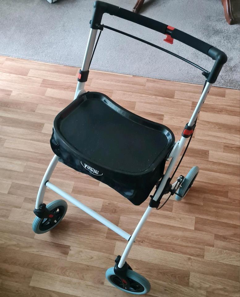Rollator Firma Vocic Z32 Gehhilfe Innenrollator Stubenrollator in Berlin