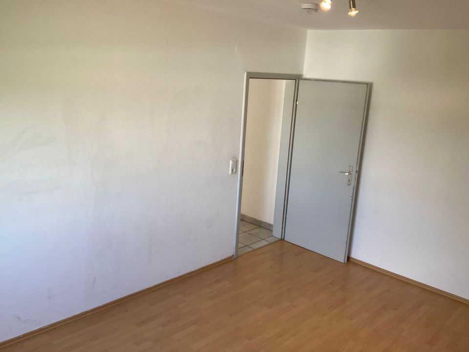 Gut geschnittene 4-Zimmer-Wohnung mit Balkon in Hofheim/Wallau [HMR-O11E05] in Hofheim am Taunus