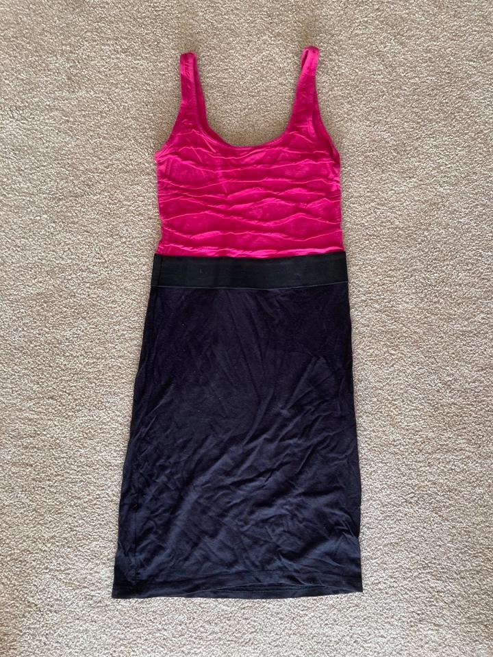 Sommerkleid figurbetont gr. XS mit Gürtel in pink/schwarz in Stadtoldendorf