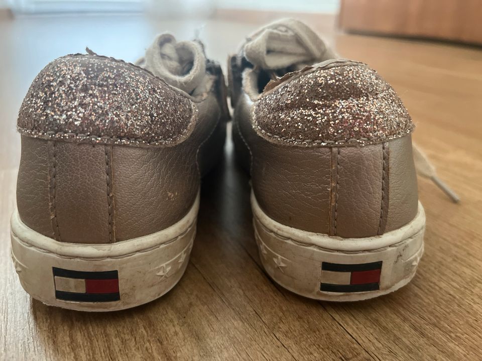 Halbschuhe Schuhe Tommy Hilfiger Gr 32 in Hof (Saale)