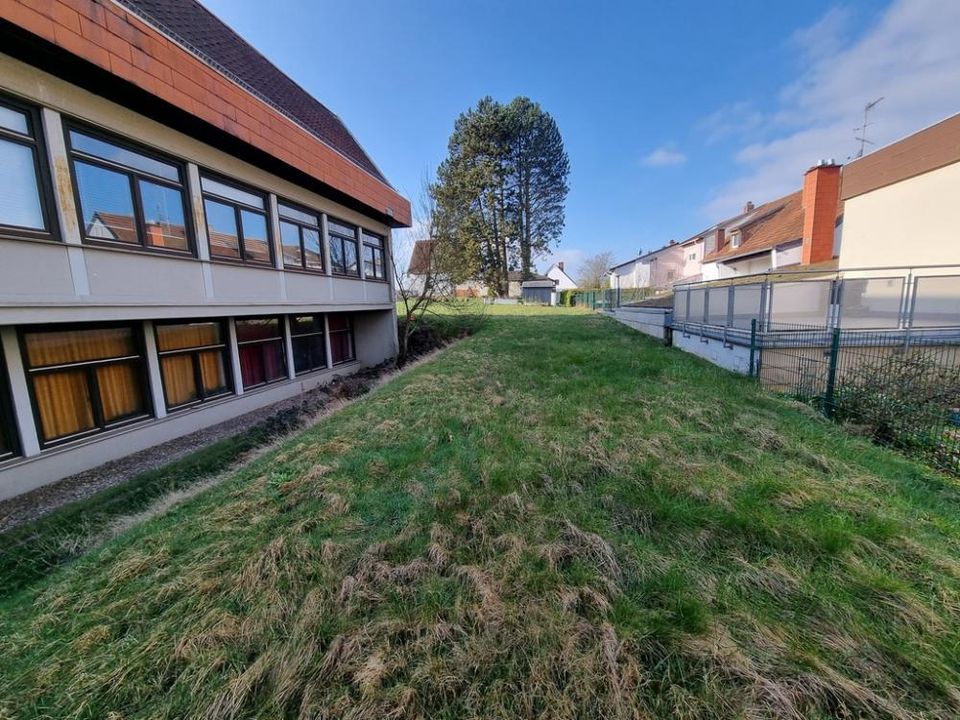 +++Ruhbank: Albert-Schweitzer-Haus mit 400 m² Nutzfläche und großer Erdgeschosswohnung mit Balkon und Garage, Bauplatz in hervorragender Lage+++ in Pirmasens