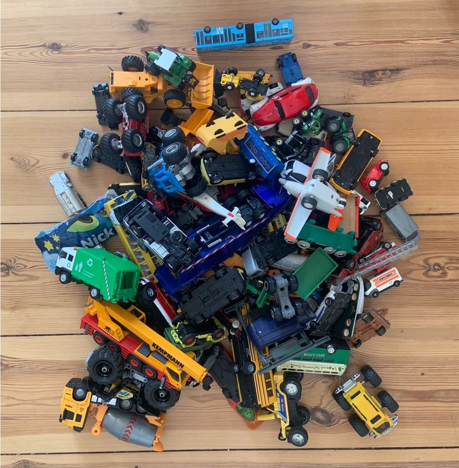 Eine Kiste voller Spielzeugautos und Fahrzeugen in Berlin