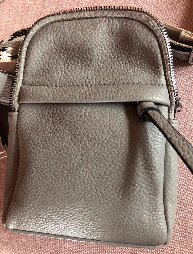 Umhängetasche Crossbody-Bag , Kunstleder, Neu Farbe: Grau in Schaafheim