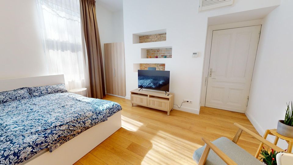 Fully Furnished Studio in an Altbau Building in Charlottenburg in Berlin