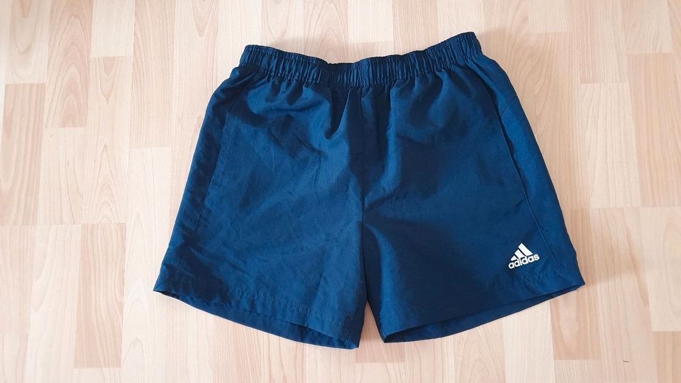 neuwertige kurze Sporthose von Adidas für Jungen in 176 in Neustadt am Rübenberge