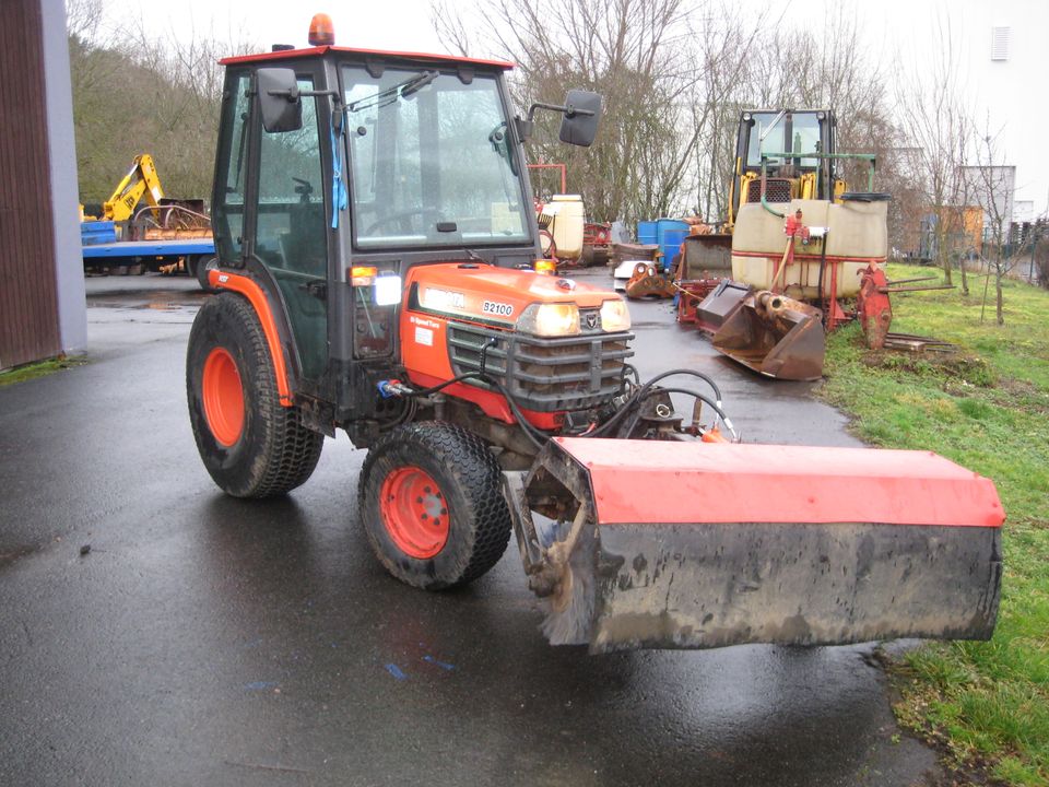 Kubota B2100 Allrad, Besen +Schneeschild,Ackerschlepper, Traktor in Igersheim