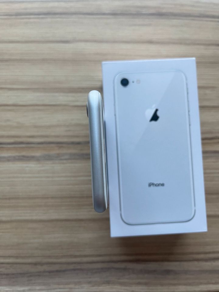iPhone 8 64GB Weiß in Gäufelden