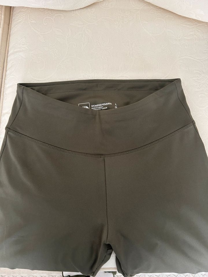 The North Face Leggings m. versteckter Tasche Gr. L Khaki Grün in Berlin