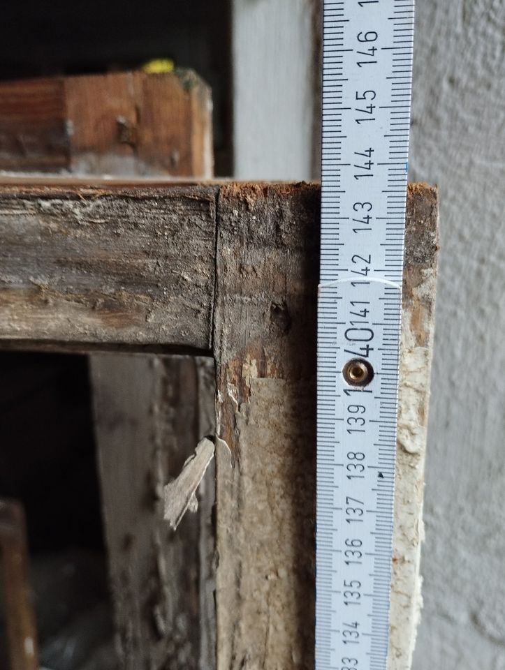 Fensterrahmen ohne Glas, mit Beschlägen, historische Elemente in Pegau