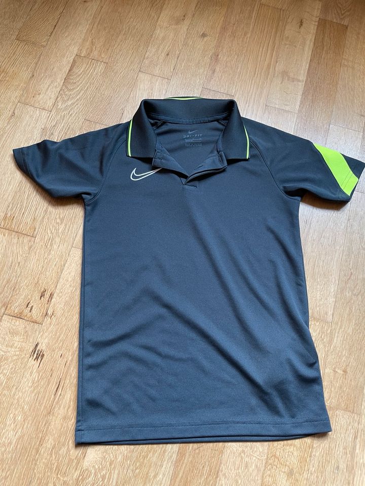 Nike Shirt in Nürnberg (Mittelfr)