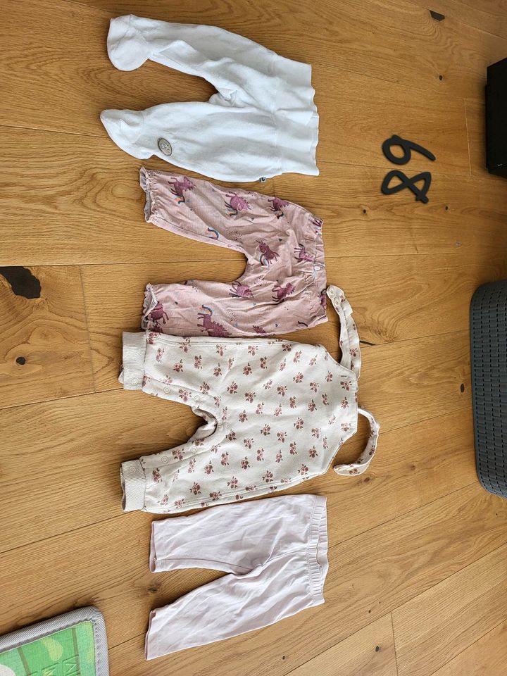 Baby Kleidung 62/68 Oberteil, Hose, Body usw. in Nürnberg (Mittelfr)