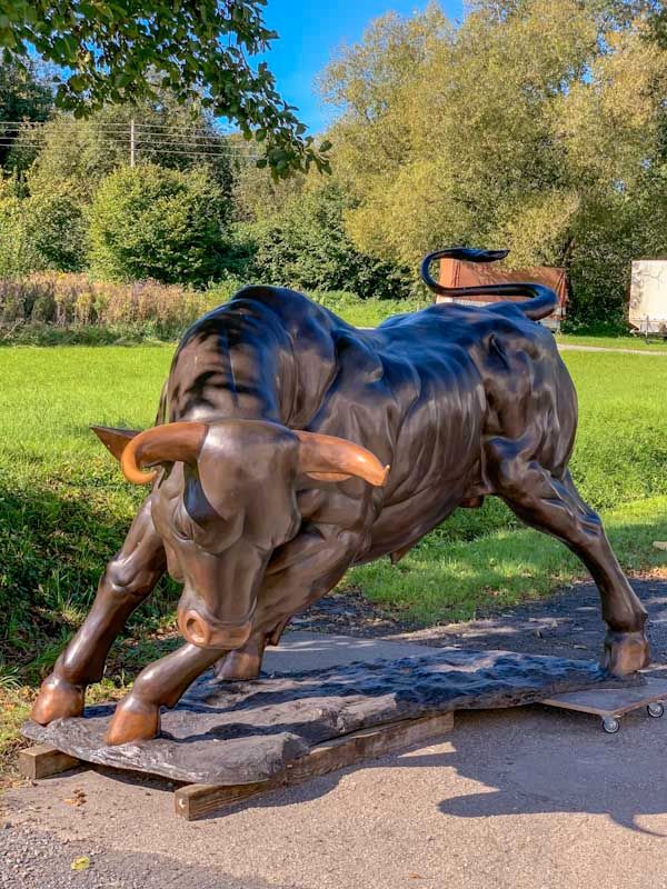 Exklusive Stier-Skulptur aus Bronze mit 360 cm Länge in Berlin