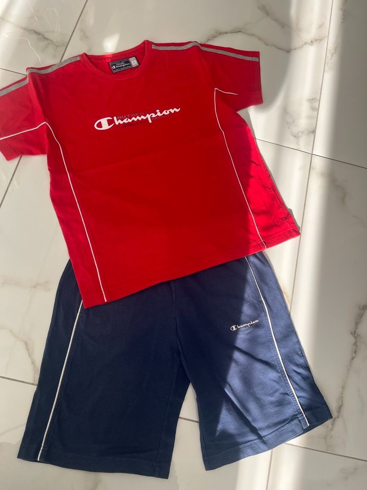 Champion 2 teiliges Sport Set Gr.150/155 11-12 rot/blau TShirt/H in Neu Ulm