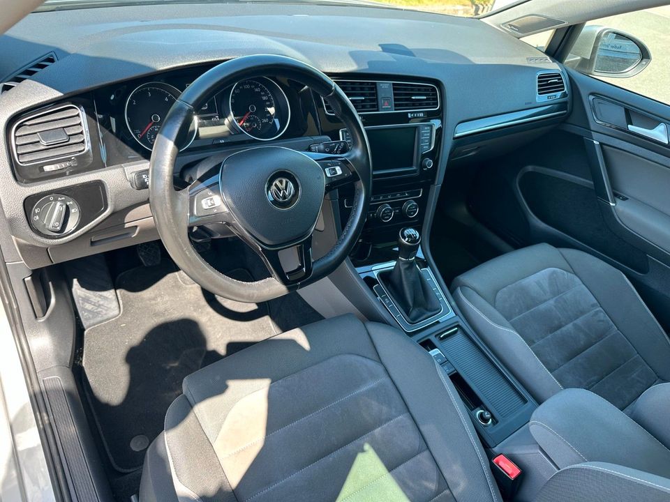 Volkswagen Golf VII Lim. Highline BMT R-Line!!! in Hildesheim