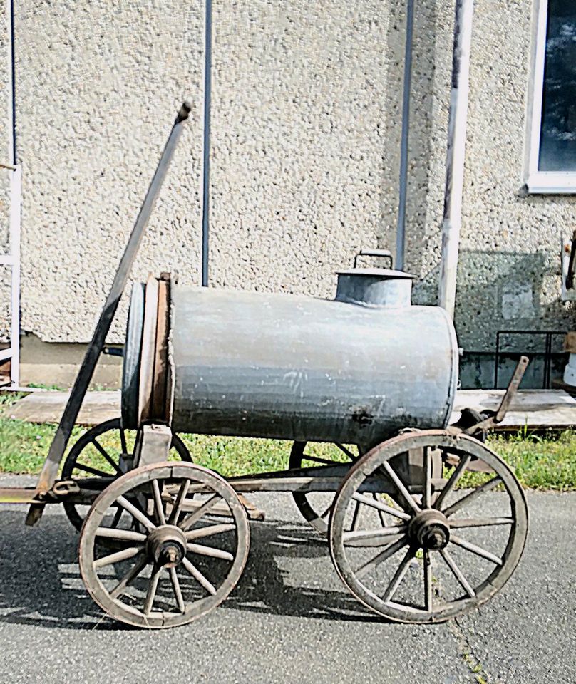 Alter Leiterwagen mit Zinkfass , Wasserfass, Zinkwanne in Schwepnitz