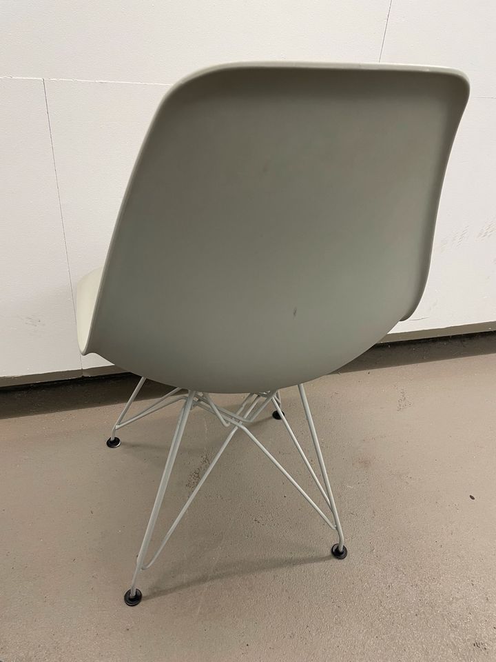 2 Stühle ähnlich wie Eames Vitra Stuhl für Esstisch in Hamburg