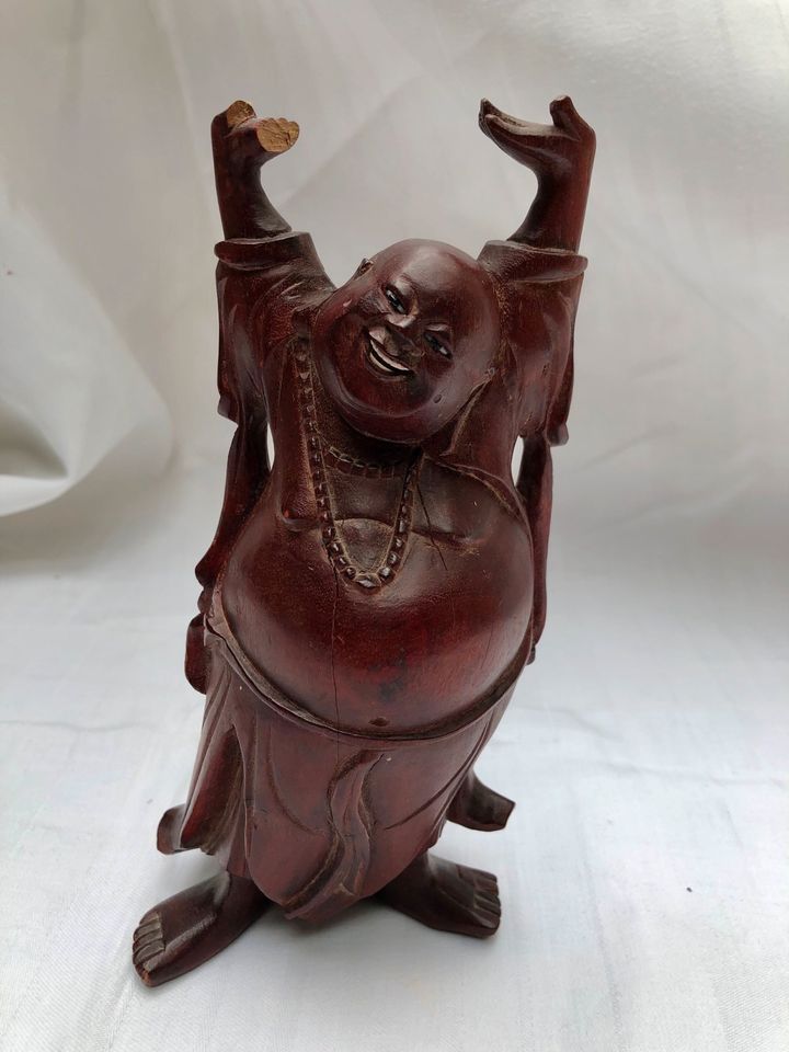 Antiker lachender Buddha aus Holz geschnitzt in Stuttgart