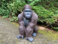 Gorilla sitzend aus Polyresin Höhe 105 cm B Ware leichte Farbfehl Niedersachsen - Neuenhaus Vorschau